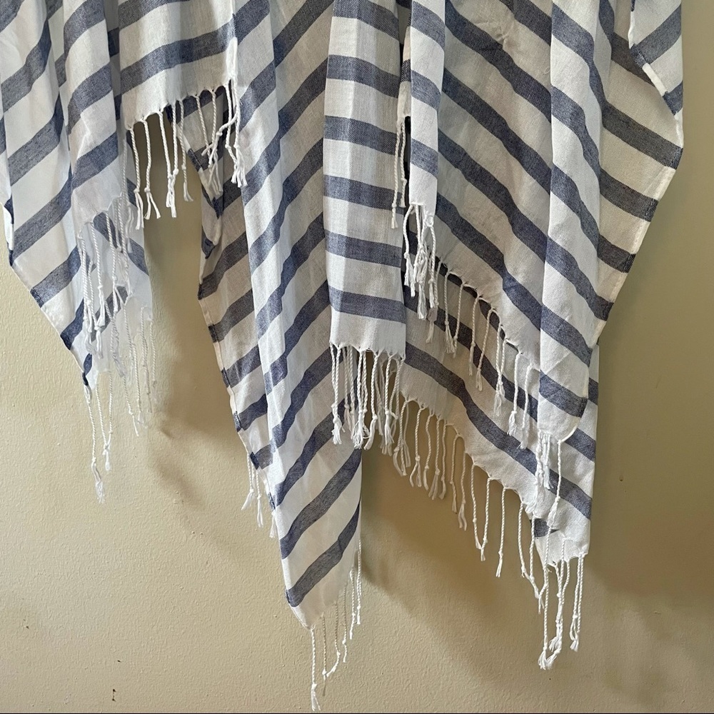 Isaac Mizrahi Gray and White Stripe Kimono - Picture 9 of 14